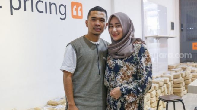 Putra Siregar bersama istrinya, Septi [Kabarindong.com/Alfian Winanto]