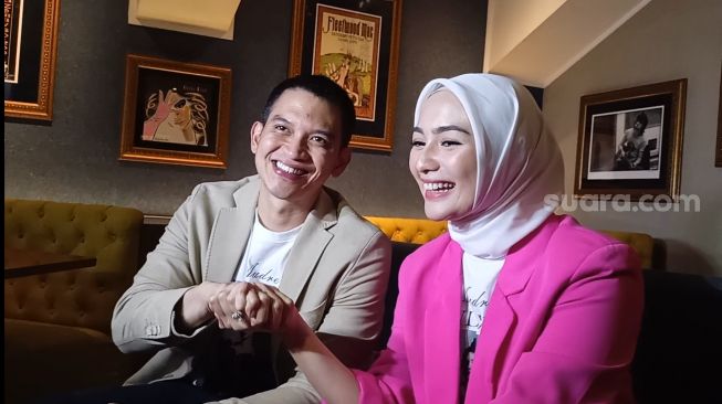 Citra Kirana dan Rezky Aditya ditemui di Hard Rock Cafe, Jakarta Selatan pada Jumat (21/10/2022) [Kabarindong.com/Rena Pangesti]