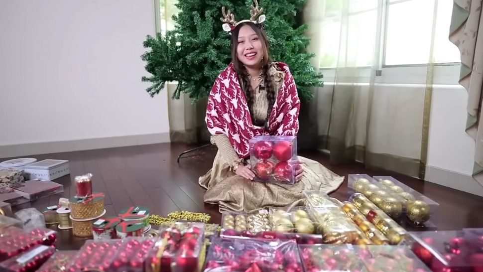 Sisca Kohl dan Jess No Limit rias pohon Natal. (Dok. Youtube)