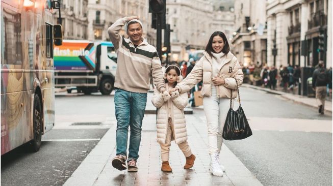 Gading Marten, Gisella Anastasia dan Gempita Nora Marten asyik liburan di London. [Instagram]