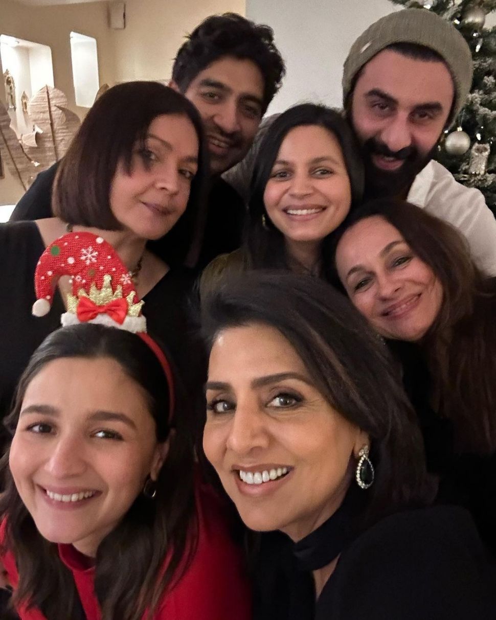 Momen Seleb Bollywood Rayakan Natal (Instagram/@neetu54)