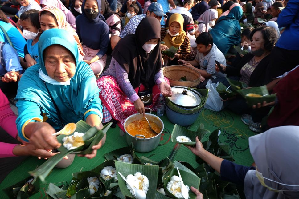 Anggota Forum Budaya Mataram membagikan nasi liwet kepada warga saat acara pengukuhan nasi liwet sebagai ikon kuliner Kota Solo di Balai Kota Solo,Jawa Tengah, Minggu (19/6/2022). ANTARA FOTO/Maulana Surya