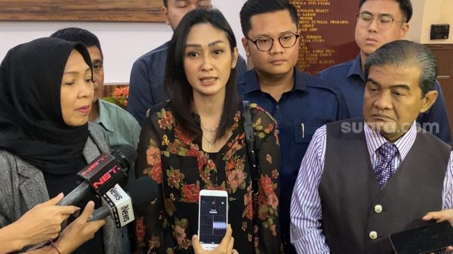 Mantan istri Indrajana Sofiandi, Keyla Evelyne Yasir mendatangi Polres Metro Jakarta Selatan, Kamis (22/12/2022) dalam kasus kekerasan terhadap putranya yang dilakukan mantan suami, Indrajana Sofiandi. [Adiyoga Priyambodo/Kabarindong.com]