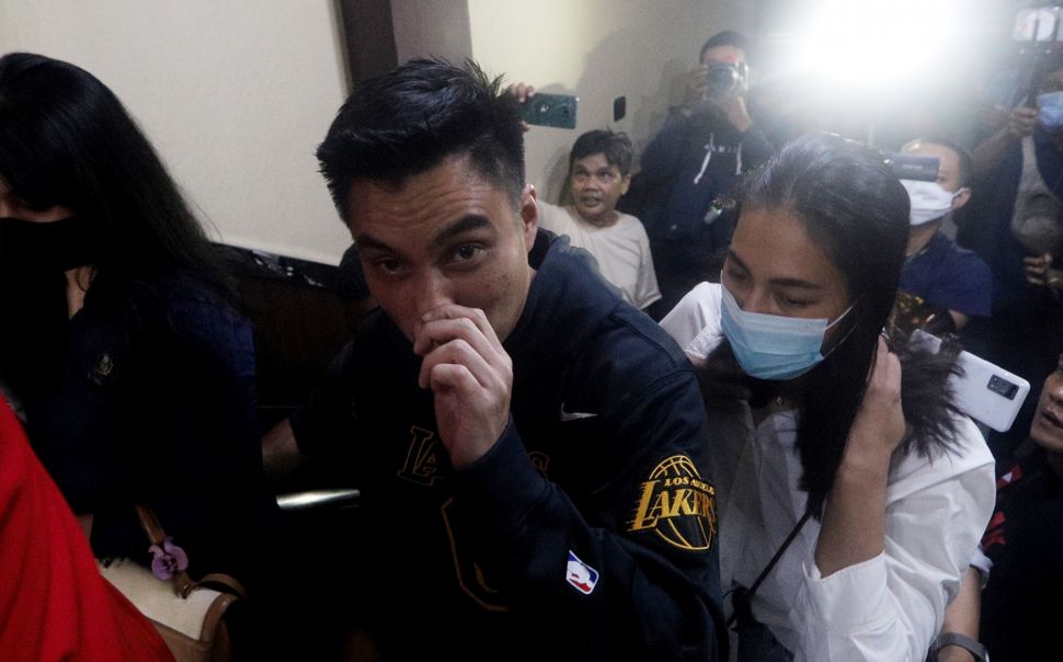 Baim Wong dan istrinya, Paula Verhoeven memenuhi panggilan Polres Jakarta Selatan terkait kasus prank KDRT hari ini, Kamis (13/10/2022). [Kabarindong.com/Oke Atmaja]