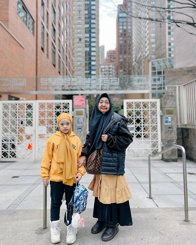 Potret Maryam Anak Oki Setiana Dewi di New York. (Instagram/okisetianadewi)