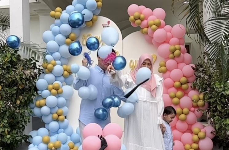 Potret Gender Reveal Anak Henny Rahman (instagram/@hennyyrahman)