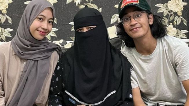 Abidzar Al Ghifari bersama adik dan ibunya [Instagram.com/@abidzar73)]