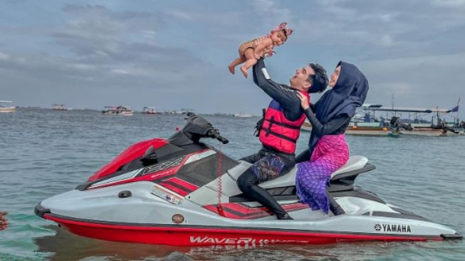 Moana, Teuku Ryan, dan Ria Ricis sedang Menaiki Jet Ski (Instagram/@riaricis1795 & @teukuryantr)