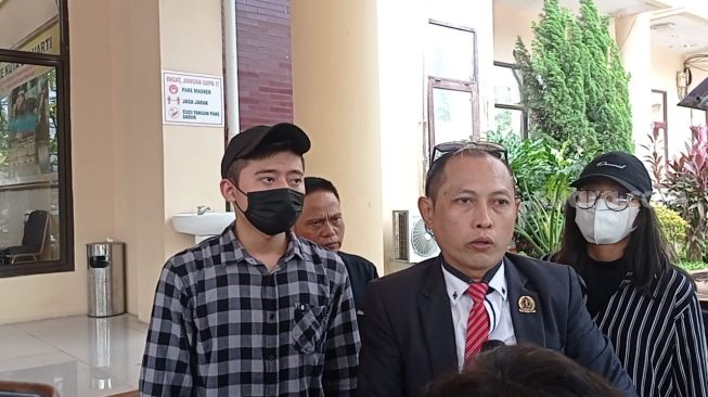 Rozy Zay Hakiki (kemeja kotak-kotak) didampingi pengacara di Polda Banten, Kamis (5/1/2023) [Kabarindong.com/Rena Pangesti]