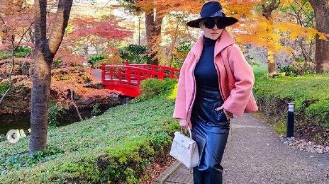 Syahrini Pakai Tas dan Jaket Hermes Ratusan Juta (Instagram)