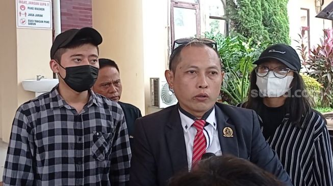 Rozy Zay Hakiki (kemeja kotak-kotak) didampingi pengacara di Polda Banten, Kamis (5/1/2023) [Kabarindong.com/Rena Pangesti]