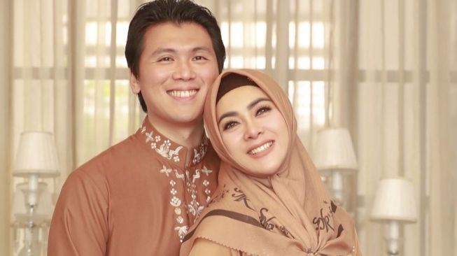 Syahrini dan Reino Barack. [Instagram]