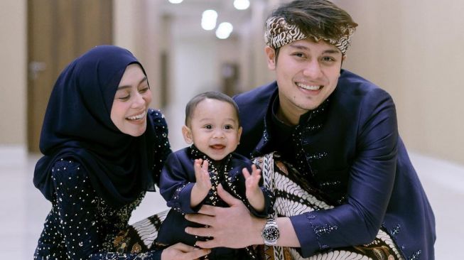 Lesti Kejora dan Rizky Billar bersama Baby L. [Instagram]