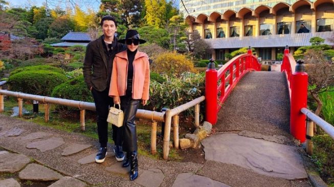 Syahrini dan Reino Barrack di Jepang (Instagram/princesssyahrini)