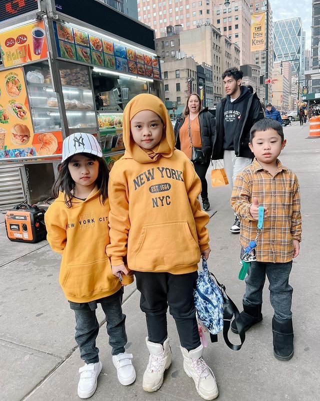 Potret Maryam Anak Oki Setiana Dewi di New York. (Instagram/okisetianadewi)