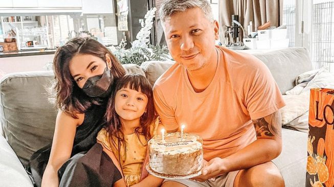 Gisella Anastasia dan Gempitar Nora Marten merayakan ulang tahun ke-40 Gading Marten. [Instagram]