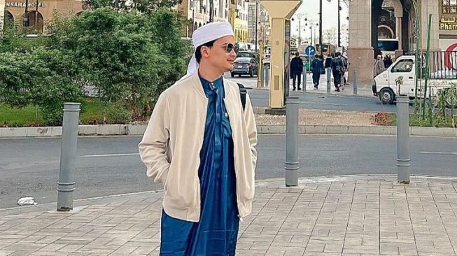 Potret Perjalanan Umrah Alfin Faiz dan Istri (Instagram/@hennyyrahman)