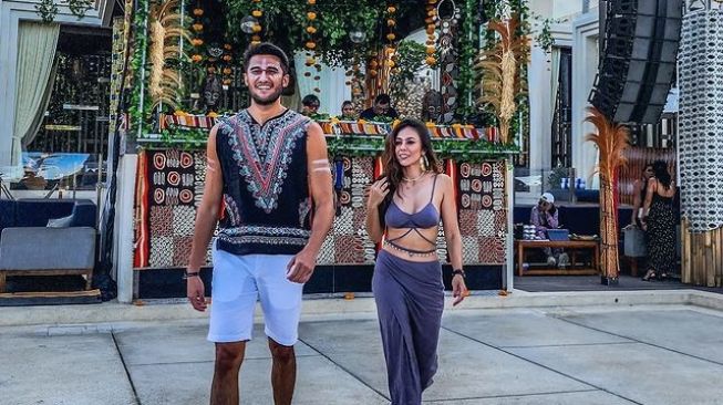 Foto Hot Liburan Wulan Guritno dan Sabda Ahessa di Bali (Instagram/@sabdaahessa)