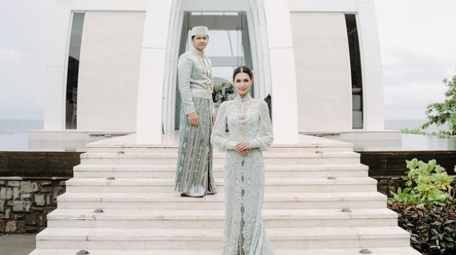 Baju Pernikahan Deva Mahenra dan Mikha Tambayong (Instagram/@miktambayong)