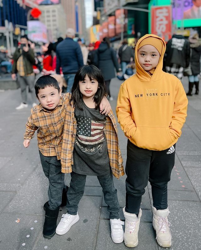 Potret Maryam Anak Oki Setiana Dewi di New York. (Instagram/okisetianadewi)