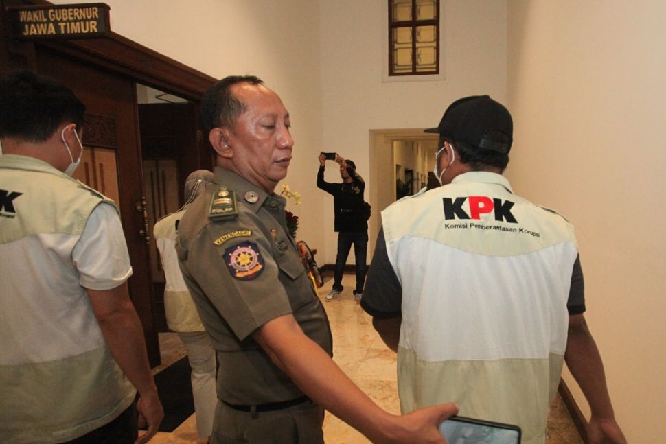 Penyidik dari KPK melakukan penggeledahan di salah satu ruangan di Kantor Gubernur Jawa Timur di Jalan Pahlawan, Surabaya, Jawa Timur, Rabu (21/12/2022) malam. [ANTARA FOTO/Didik Suhartono]