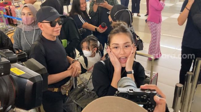 Ayu Ting Ting bersama keluarga besar dan sejumlah karyawannya ditemui di Bandara International Soekarno-Hatta, Tangerang, Selasa (31/1/2023). Ayu dan keluarga akan berlibur ke Eropa. [Adiyoga Priyambodo/Kabarindong.com]