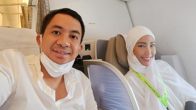 Potret Umrah Ayu Dewi dan Regi Datau (Instagram/@mrsayudewi)