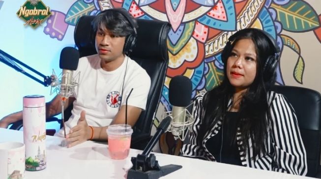 Aji Yusman dan istri, Saskia di podcast Ngobrol Asix. [YouTube]