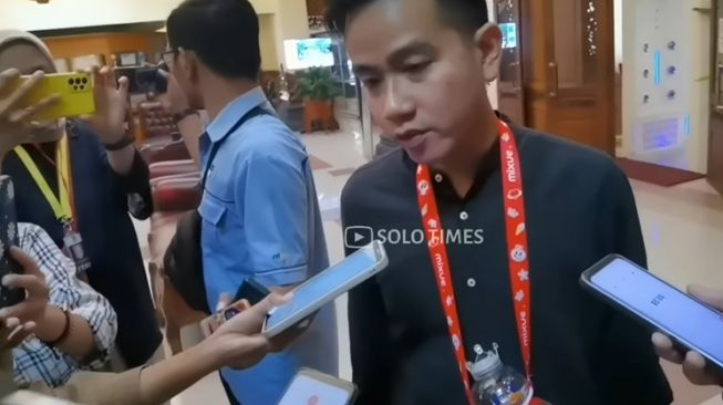 Potret Gibran Rakabuming Pakai Kalung Botol Mixue (YouTube/Solo Times)