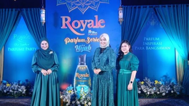 Aktris Irish Bella dalam Konferensi Pers Peluncuran Royale Parfum Series by Soklin Hijab Blue Sapphire, Selasa (24/1/2023). (Fajar/Kabarindong.com)