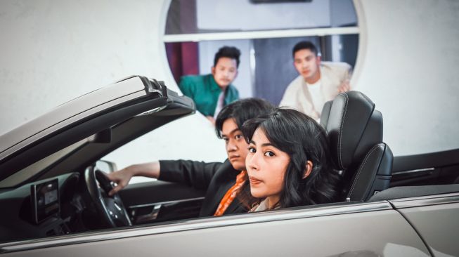 Ravi Andika bersama para bintang seperti Sintya Marisca, Emir Mahira, Ditha Amalia hingga Dustin Tiffani untuk model video klip lag "Tuan Muda Jenaka". [dokumentasi pribadi]