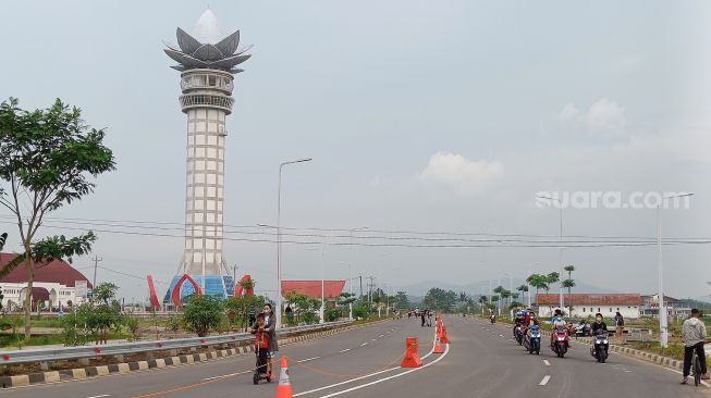 Warga melintasi kawasan perkotaan baru di Jalan Bung Karno Purwokerto, Selasa (26/4/2022). [Kabarindong.com/Anang Firmansyah]