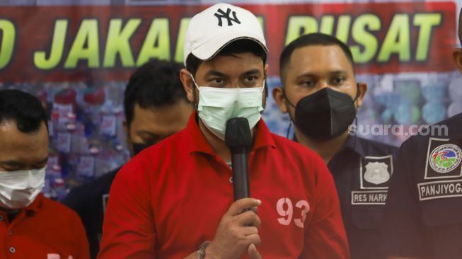 Pesinetron Rio Reifan memberi pernyataan saat dihadirkan dalam rilis kasus narkoba yang menjeratnya di Polres Metro Jakarta Pusat, Rabu (21/4/2021). [Kabarindong.com/Alfian Winanto]