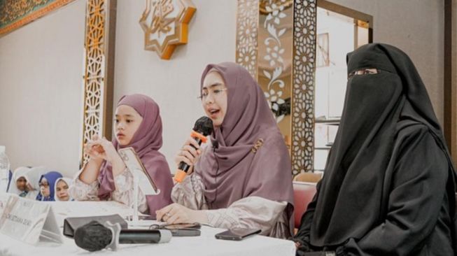 Potret Maryam Temani Oki Setiana Dewi (Instagram/@okisetianadewi)