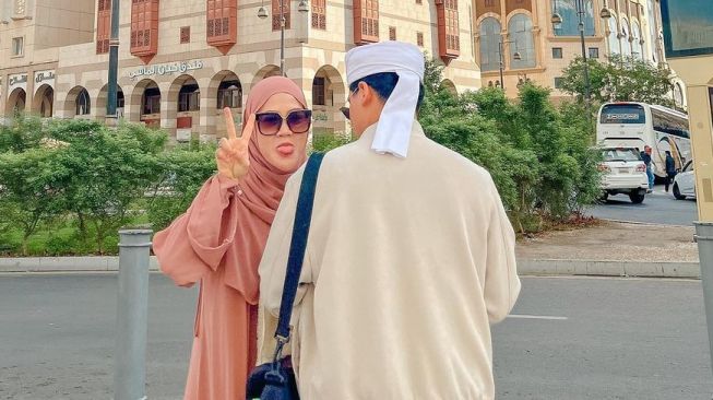 Potret Perjalanan Umrah Alfin Faiz dan Istri (Instagram/@hennyyrahman)