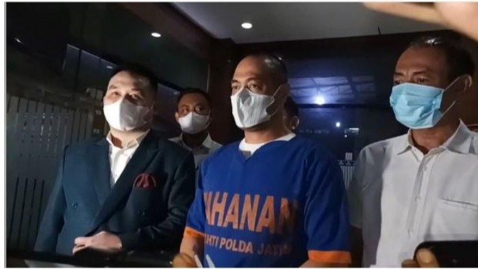 Foto tangkapan layar Ferry Irawan ditahan Polda atas kasus KDRT terhadap Venna Melinda.(Youtube/intens investigasi)