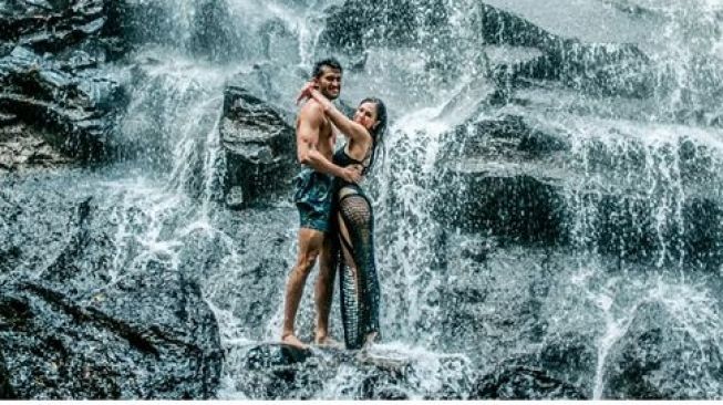 Foto Hot Liburan Wulan Guritno dan Sabda Ahessa di Bali (Instagram/@sabdaahessa)