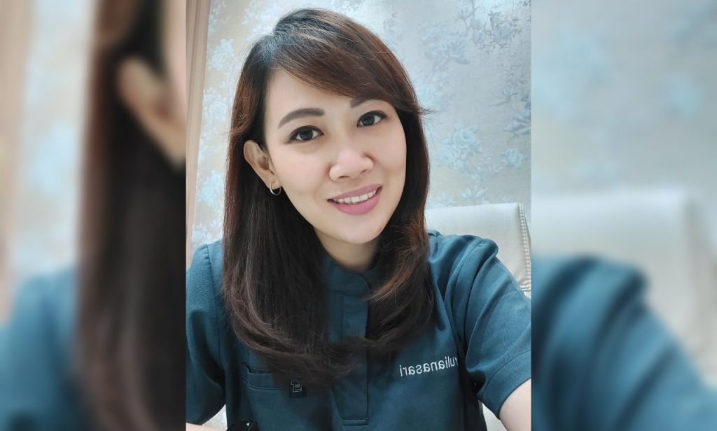 6 Potret Dokter Cantik Yulianasari Wajahnya Keibuan Banget Berita