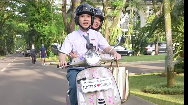 Momen Sisca Kohl Pertama Kali Naik Motor (YouTube/Jess No Limit)