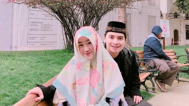 Alvin Faiz dan istrinya, Larissa Chou. [instagram/larissachou]