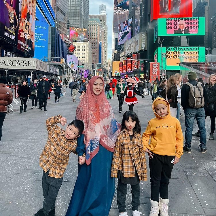 Potret Maryam Anak Oki Setiana Dewi di New York. (Instagram/okisetianadewi)