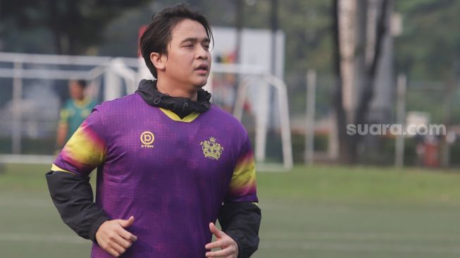 Billy Syahputra memimpin bermain sepak bola di Jakarta, Senin (26/9). [Kabarindong.com/Oke Atmaja]