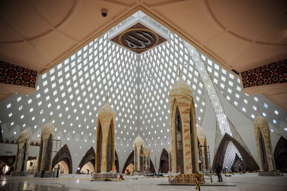 Pekerja menyelesaikan pembangunan bagian dalam Masjid Al Jabbar di Cimincrang, Bandung, Jawa Barat, Selasa (6/12/2022). ANTARA FOTO/Raisan Al Farisi