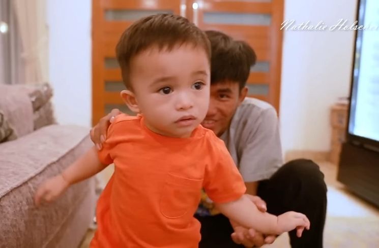 Momen Tiko Asuh Baby Adzam (YouTube/NATHALIE HOLSCHER)