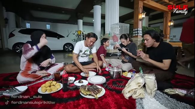 momen Sule makan besar dengan keluarga (YouTube/Sule Family)