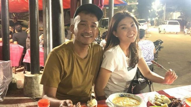 Potret Pasangan Seleb Makan di Warung Kaki Lima (Instagram/@sarwendah29)