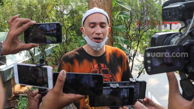 Aktor Gary Iskak saat ditemui awak media di Kawasan Tandean, Jakarta Selatan, Selasa (28/7). [Kabarindong.com/Alfian Winanto]