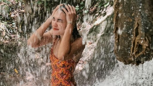 Artis Main di Air Terjun (Instagram/@lunamaya)