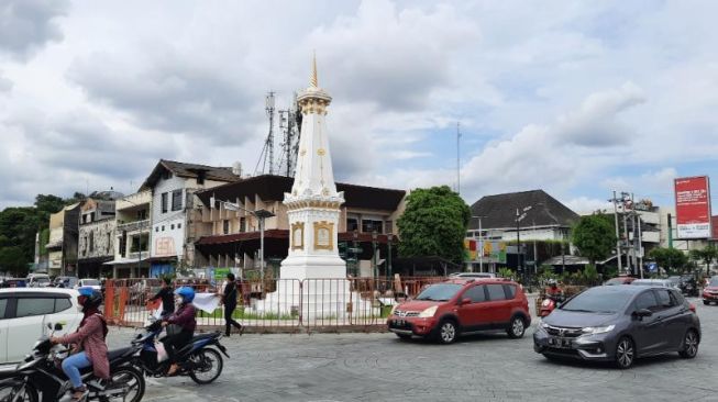 kawasan Tugu Jogja yang ramai dilewati pengendara. [Muhammad Ilham Baktora / SuaraJogja.id]