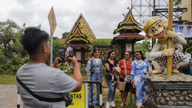 Pengunjung beraktivitas saat berwisata di Taman Mini Indonesia Indah (TMII), Jakarta Timur, Sabtu (31/12/2022). [Kabarindong.com/Alfian Winanto]